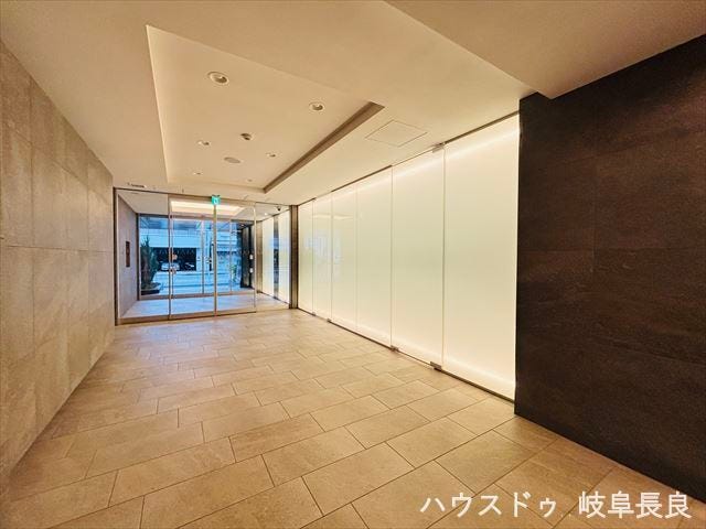 折り上げ天井になっているので、より広々とした空間となっています。