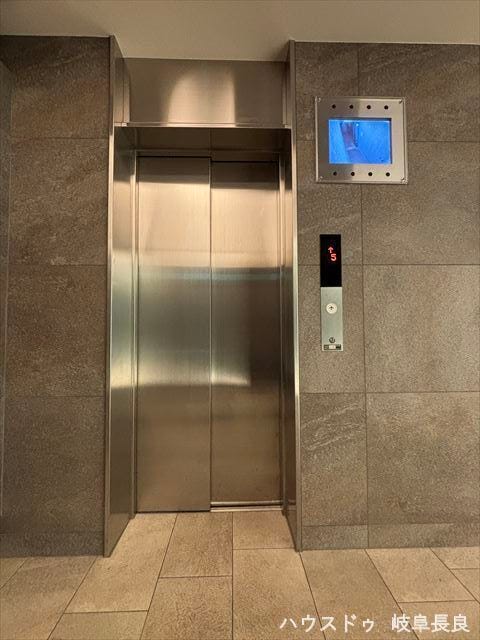 13階建てマンションのためエレベーターが設置されています。買い物後の荷物を運ぶ際にはとても助かります。