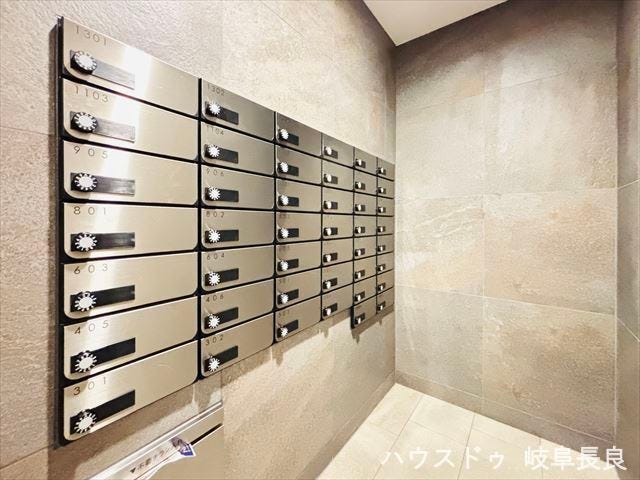 ≪ポスト≫
郵便受けが1階にあり、外部の方が不用意にそれぞれの部屋まで来られることを防げますね