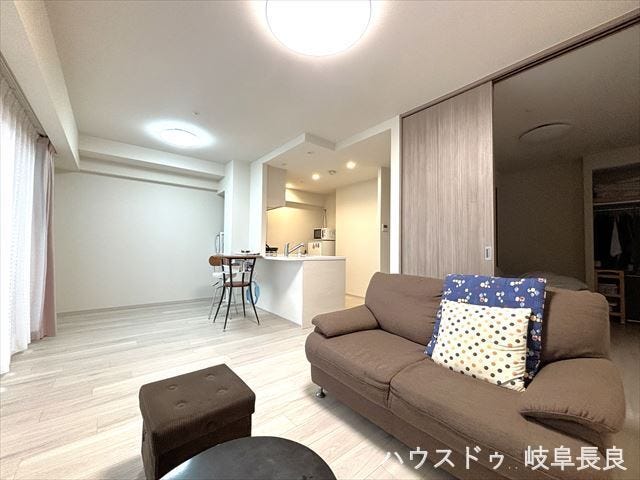 日当たりのよい温かい雰囲気のリビングです。採光、通風ともに良好です。ぬくもり溢れる団らんの空間になっています。