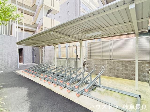 ≪駐輪場≫
屋根がついているので大事な自転車が守られます。