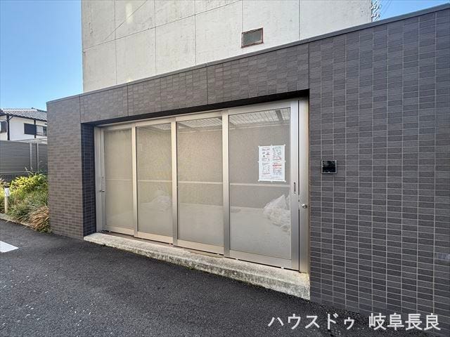 ≪ゴミ置き場≫
敷地内にゴミ置き場があるため、ゴミを遠くまで運ぶ必要がなく、手軽にゴミを捨てることができます。