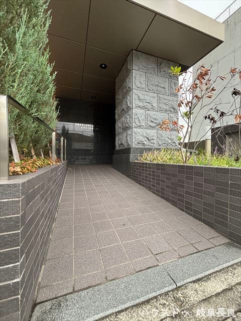 ≪スロープ≫
荷物を運ぶ際にも便利なスロープがあると嬉しいですね。