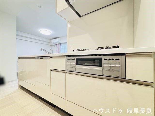 キッチンからリビングの様子が良く分かるので、お子様から目を離すことなく安心して料理することができます。