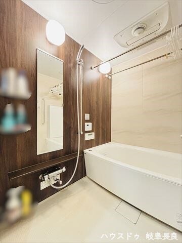 毎日の疲れも吹き飛ぶ浴室♪脚をのばしてくつろげます。お子様とのバスタイムもゆったりとお使い頂けます。