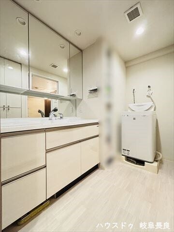 毎朝の身支度がスムーズに進む機能的な洗面台です。洗顔や歯磨きはもちろん、収納も考慮されており、いつも清潔で整頓された快適な空間を保てます。