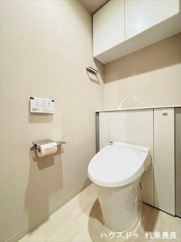 ウォシュレット機能付です!タオルリングやペーパーホルダーも完備です♪小物や芳香剤を置いてもオシャレな雰囲気にできそうです。