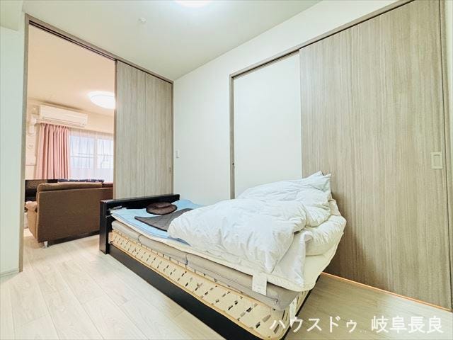 ≪4.5帖≫
コンパクトな部屋ですが、収納もしっかりあるので快適に過ごせます。リビングとつながる落ち着いた空間です。