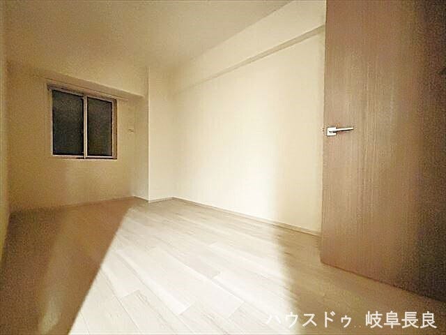 ≪6帖≫
6帖の洋室は、お子様のお部屋や主寝室としてはもちろん、来客時の宿泊スペースや趣味のお部屋など、多目的にご利用いただけます。