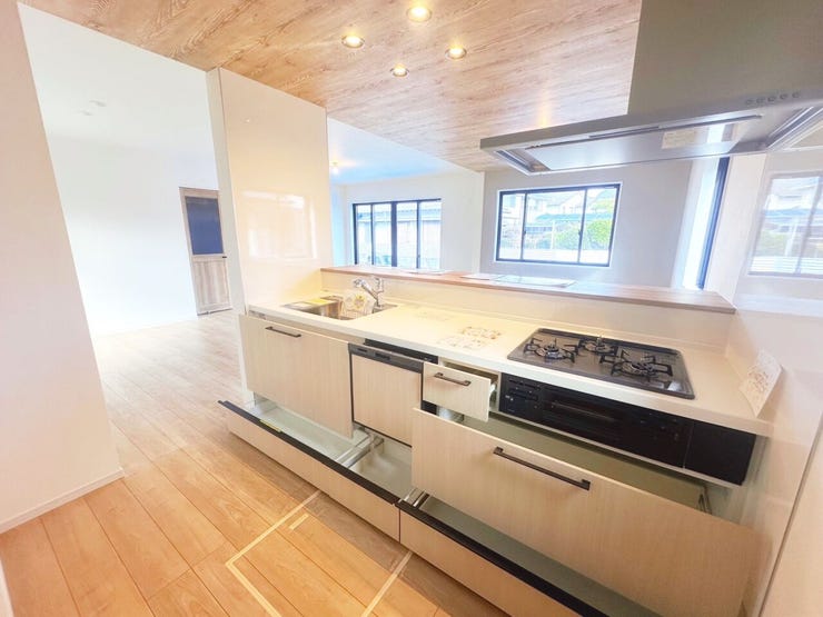 LDK全体が見渡せるキッチンです♪
食洗器付き♪収納充実してます!