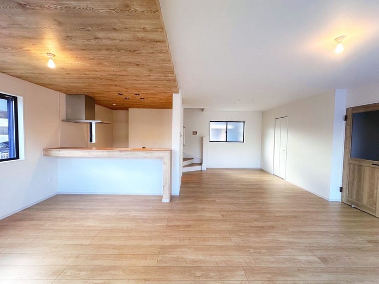 下り下げ天井のアクセントがオシャレなLDK♪
大きな収納もあります☆ストックも楽々収納☆