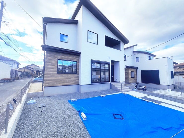 【外観】
木目調の外壁がポイント♪明るくてナチュラルな内装が心地いいお家。