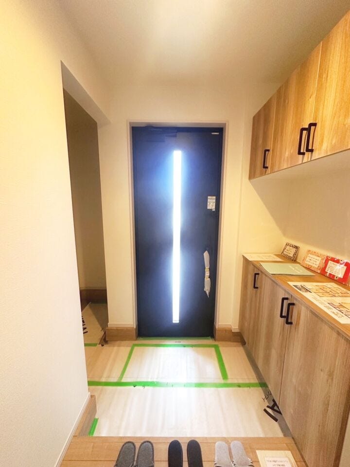 オシャレなシューズボックスとシューズインクローゼットがある、広々とした玄関です♪