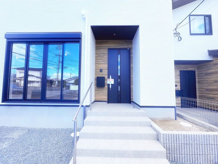 階段横のスペースでオシャレなガーデニング出来ます♪
手摺も付いていて安心♪軒が深いので雨の日も濡れません!