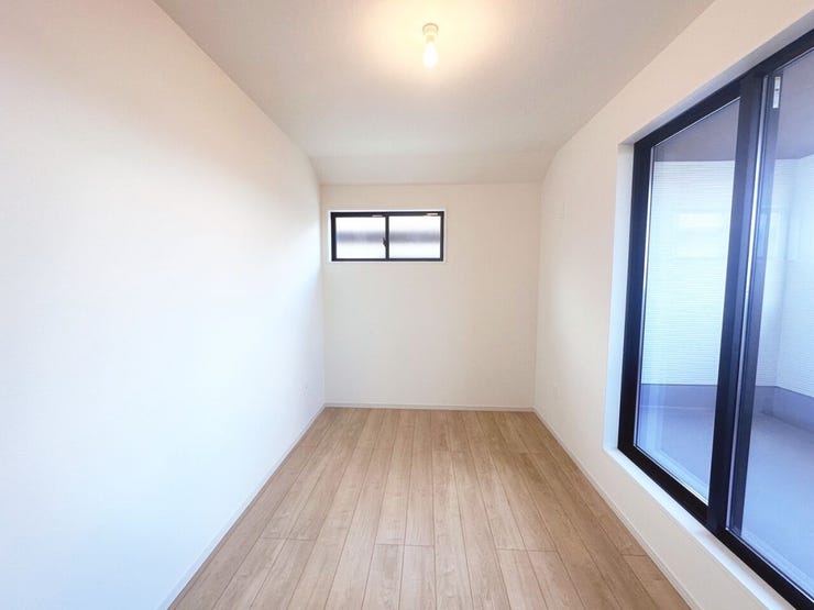 広々としたインナーバルコニーに繋がる洋室です!
急な雨でも安心♪