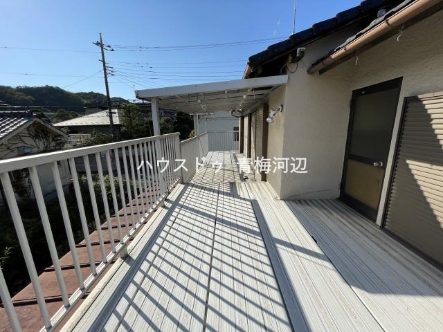 バルコニー:南向きのバルコニーなので晴れた日は気持ちよくお洗濯を干せそうです。