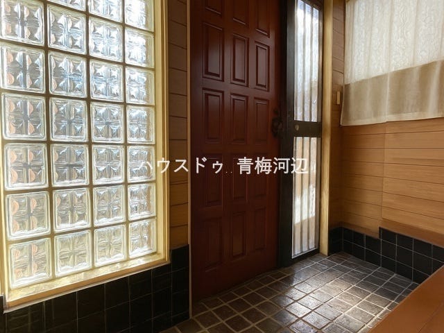 玄関:玄関は湿気がこもりやすい空間。窓があるので換気ができます。適度に日差しが入るので明るい玄関となっております。
※一部CG家具消し加工処理をしています。