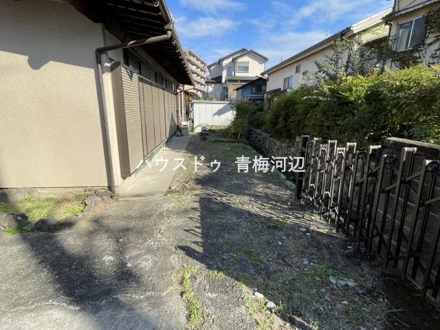 駐車場:縦列ですが2台駐車できます。自転車やバイクを置いても余裕があります。