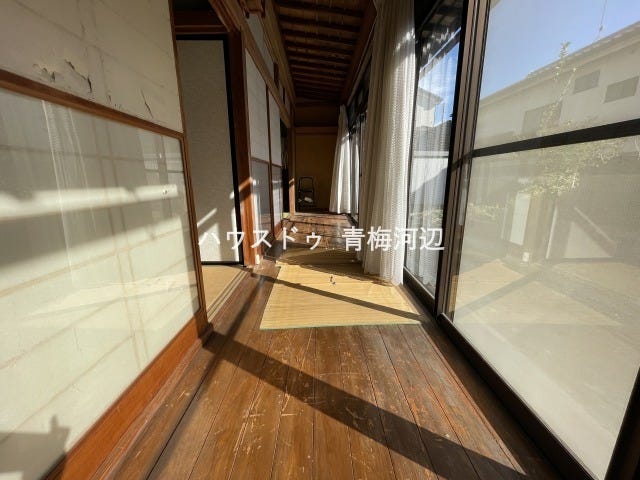 縁側:南側にあるので。ご家族みんなで気持ちよく日向ぼっこができそうです。