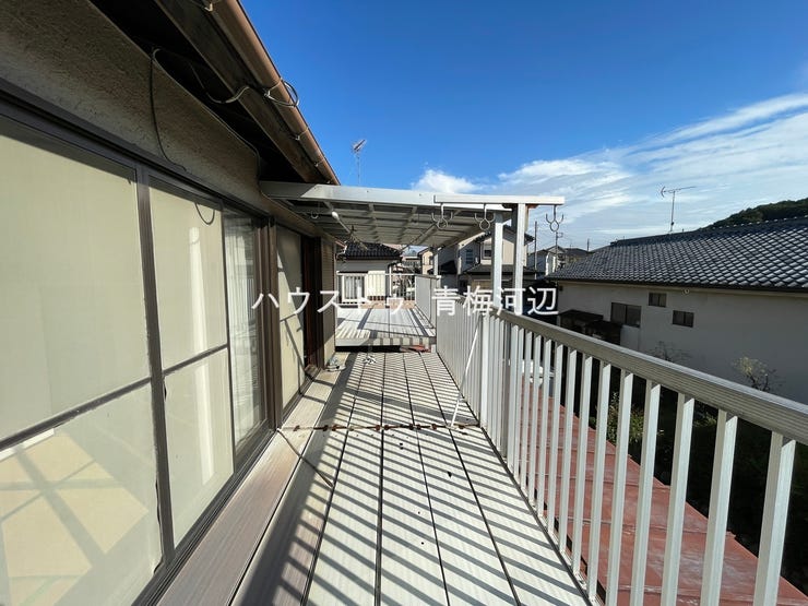 バルコニー:広めのバルコニーなのでご家族のお洗濯もスッキリと片付きます。