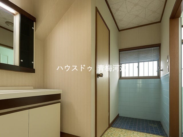 洗面所:洗面台には収納もしっかりついていますので、洗剤やシャンプーなどのストックもできます。大きめの鏡で朝の身支度も楽々♪