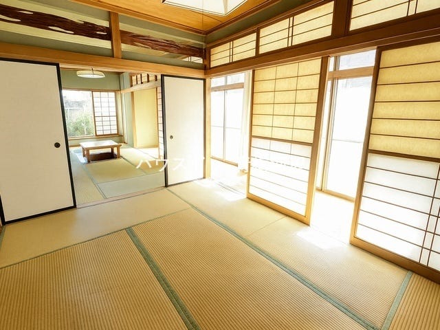 6帖和室:縁側があるので、親戚やお友達を呼んで花火などを楽しむことができそうです。収納スペースもしっかりあります。
※一部CG家具消し加工処理をしています。