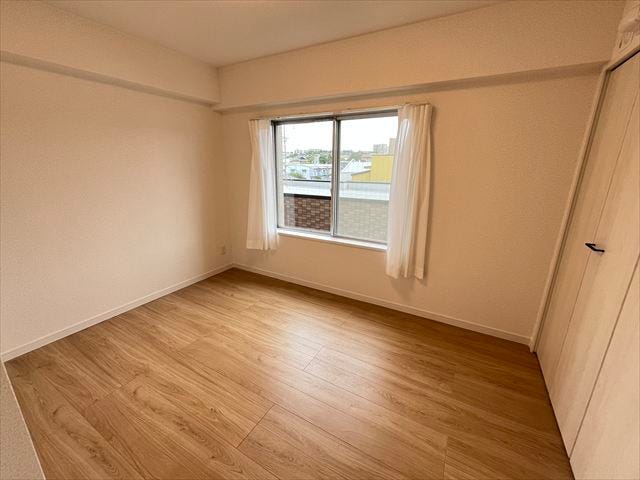 5.3帖洋室:家具の配置がしやすい腰高窓のある洋室です。自然の光を採り入れながら、プライベートな空間としての落ち着きと使いやすさを両立しています。
(2025年10月14日撮影)