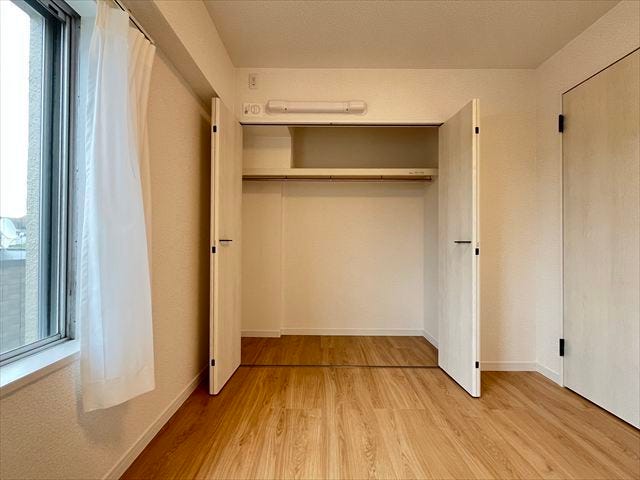 5.3帖洋室:衣類をたっぷりと収納できる広めのクローゼットです。ハンガーパイプと棚を設け、整理整頓がしやすく、お部屋を有効活用できます。
(2025年10月14日撮影)