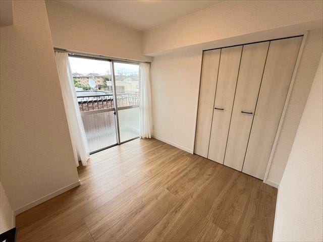 4.5帖洋室:掃き出し窓と大容量のクローゼットのある洋室。収納力がありながら明るさも確保でき快適で使いやすいプライベート空間です。
(2025年10月14日撮影)