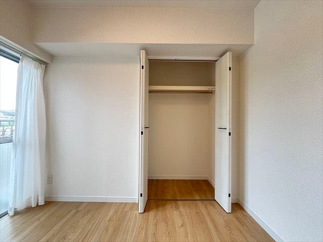 4.5帖洋室:お部屋を圧迫しない設計のクローゼットです。効率的な内部構造で収納を確保し、整理整頓を促すことで、居室空間を広く使えます。
(2025年10月14日撮影)