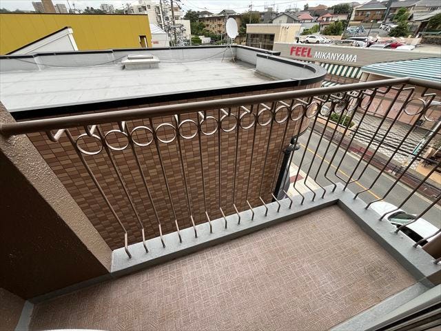 東側バルコニー:外の光と風を感じられるバルコニーです。植栽を置いたり、心地よい外気に触れたりできる、気分をリフレッシュするための空間です。(2025年10月14日撮影)