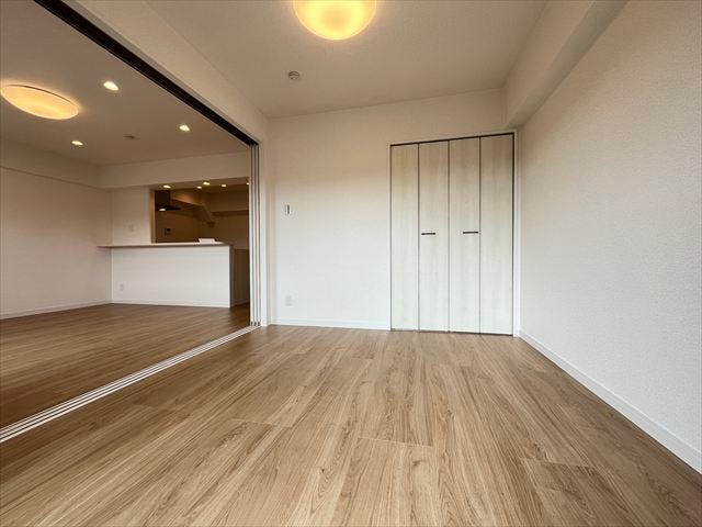 4.7帖洋室:日当たりの良い南面に面したリビング横の洋室です。書斎や趣味の部屋として利用でき、明るい光の中で快適な時間をお過ごしいただけます。
(2025年10月14日撮影)