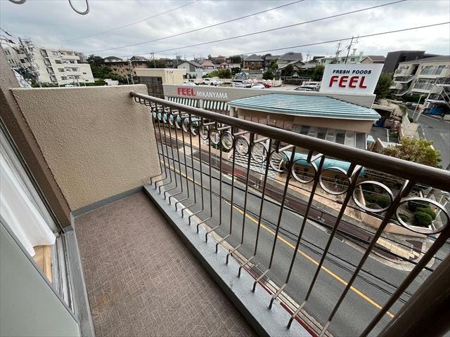 南側バルコニー:心地よい風を感じられるバルコニーです。植栽を置いたり、開放的な外気に触れたりできる、日々の気分をリフレッシュするための空間です。(2025年10月14日撮影)