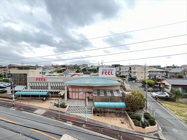 周囲の街並みを望む眺望です。落ち着いた景色が広がり、日々の暮らしの中にささやかな安らぎをもたらします。穏やかな生活の舞台です。スーパーも目の前!お買い物も歩いてらくらく♪(2025年10月14日撮影)