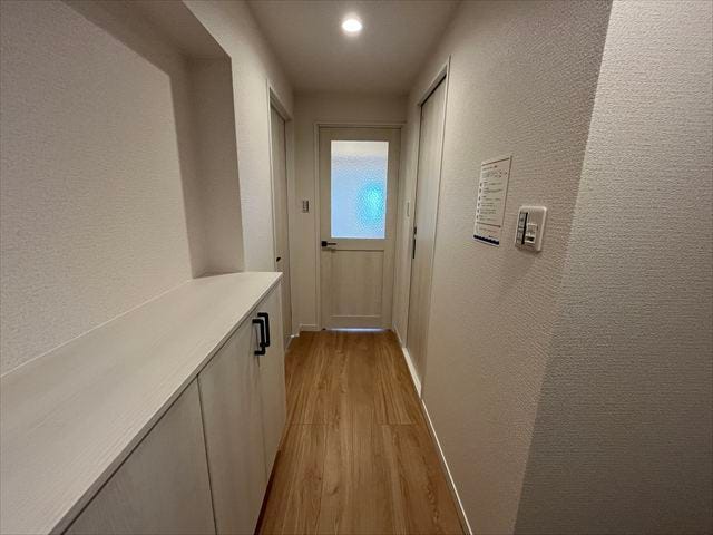 大容量の靴箱で玄関周りをすっきり保てます。散らかりがちな履物をまとめて収納し、いつでも気持ちよくお客様をお迎えできる玄関です。(2025年10月14日撮影)