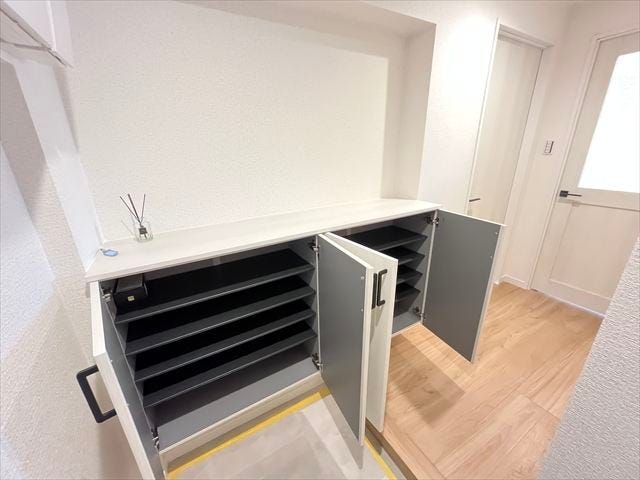 豊富な収納力を持つ靴箱です。ご家族全員の履物はもちろん、お手入れ用品などもまとめて収納でき、玄関をスッキリと保ちます。(2025年10月14日撮影)