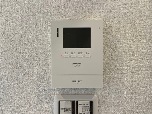 来訪者の顔を確認できるモニター付きインターフォンです。安心感と防犯性を高め、安全性を重視した快適な暮らしをサポートします。