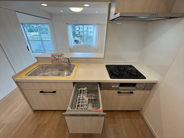 本格的な料理が楽しめる三口コンロと、後片付けを任せられる食洗器。日々の家事効率を高め、ゆとりのある時間を創出します。