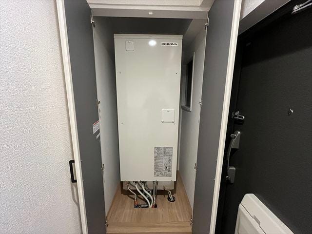 玄関に設置されています。火を使わないため安全性が高く、クリーンなお湯をご利用いただけます。環境に配慮しながら、毎日安定したお湯で快適な暮らしを支える設備です。