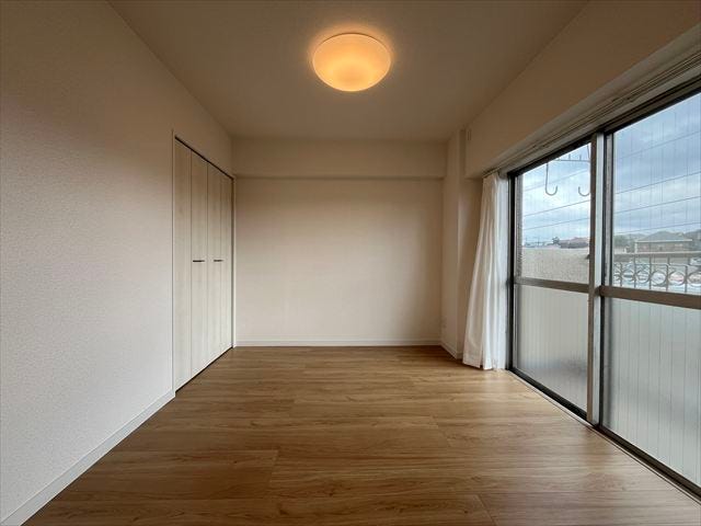 4.7帖洋室:
バルコニーへ直接出られる掃き出し窓のある洋室です。光と風をたっぷりと採り込み、開放感あふれる気持ちの良いプライベート空間を提供します。