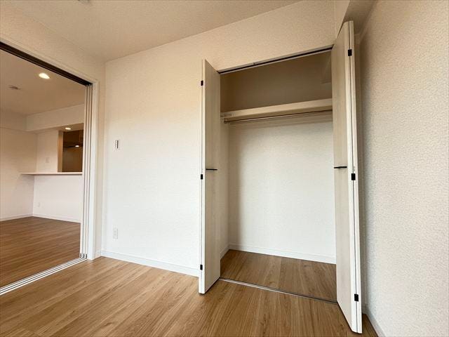 4.7帖洋室:洋服から小物までまとめて収納できるクローゼットです。衣類を整理整頓することで、お部屋を広く使い、快適なプライベート空間を維持します。