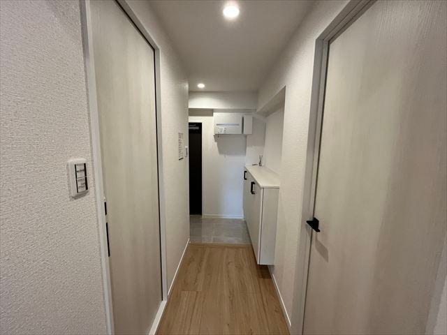 すっきりとした玄関から続く明るい廊下です。ご家族を迎え入れるだけでなく、お客様にも心地よさを感じていただける家の顔となります。