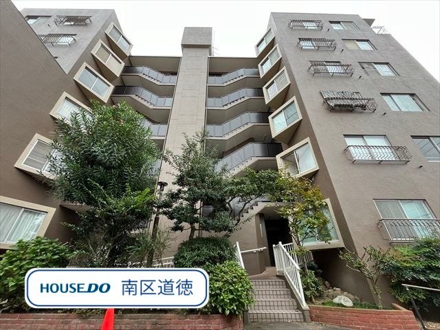 総戸数36戸のマンションです。小学校、スーパー、ドラッグストア、コンビニなど徒歩5分圏内に揃う、生活に便利な住環境です。