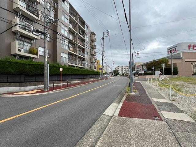 マンション南側前面道路です。道路の向かいにスーパー「フィールみかん山」さんがあります。
