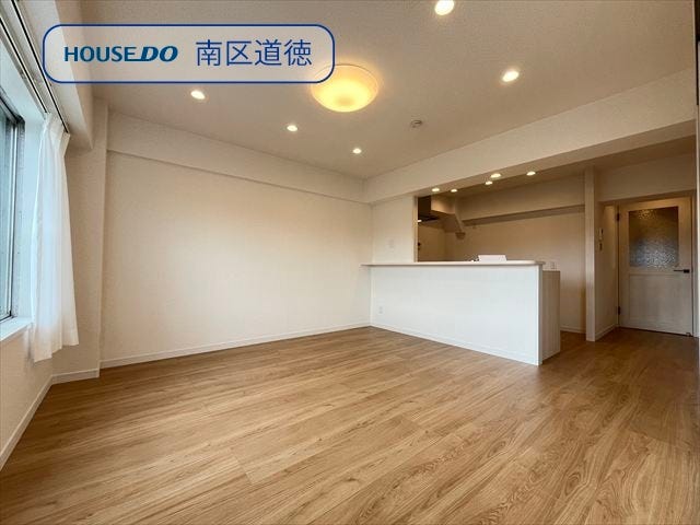 日当たりの良い南側に面した明るいLDKです。たっぷりの自然光と心地よい暖かさが、ご家族の集う空間に快適な時間をもたらします。(2025年10月14日撮影)