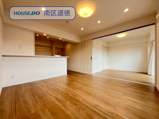 フレキシブルに使える隣接する洋室です。つなげて広々とした一部屋にでき、お子様の成長やご家族の構成に合わせた様々な使い方に対応します。(2025年10月14日撮影)