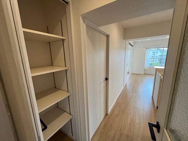 日用品のストックや掃除用具など、すぐに使いたい物を整理して収納できる便利な空間です。(2025年10月14日撮影)