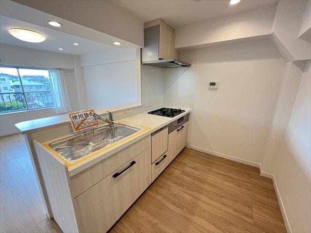 明るく清潔感のあるホワイト基調のキッチンです。開放的な印象で空間を広く見せ、気持ちよく調理ができる快適なクッキングスペースです。(2025年10月14日撮影)