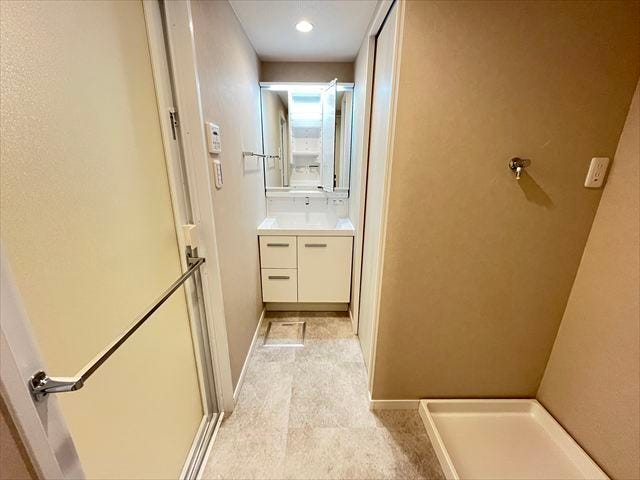 鏡の裏側を収納として利用できます。化粧品や洗面小物をすっきり隠して整理でき、洗面空間を美しく清潔に保てます。(2025年10月14日撮影)