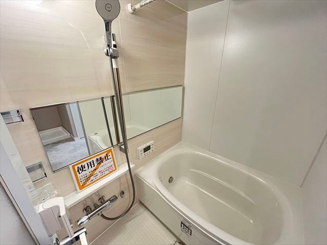 雨の日や花粉の時期に便利な物干しバー付きの浴室です。洗濯物を気にせず干せるため、家事効率を高め、一年中快適に暮らせます。(2025年10月14日撮影)